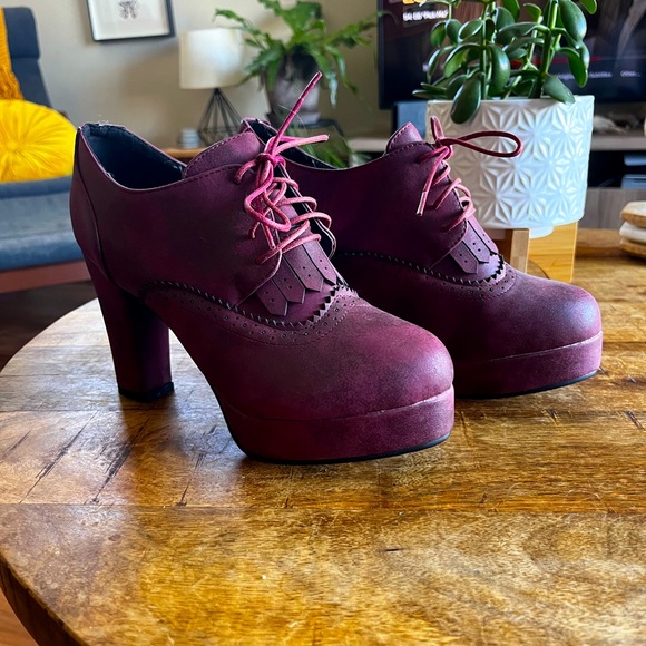 Adorable heels for a night out! These go well with ANYTHING, especially jeans. - Picture 2 of 5